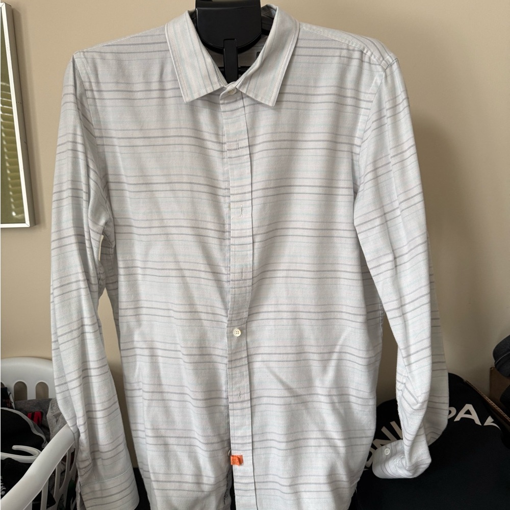 Travis Matthew soft cotton button down shirt